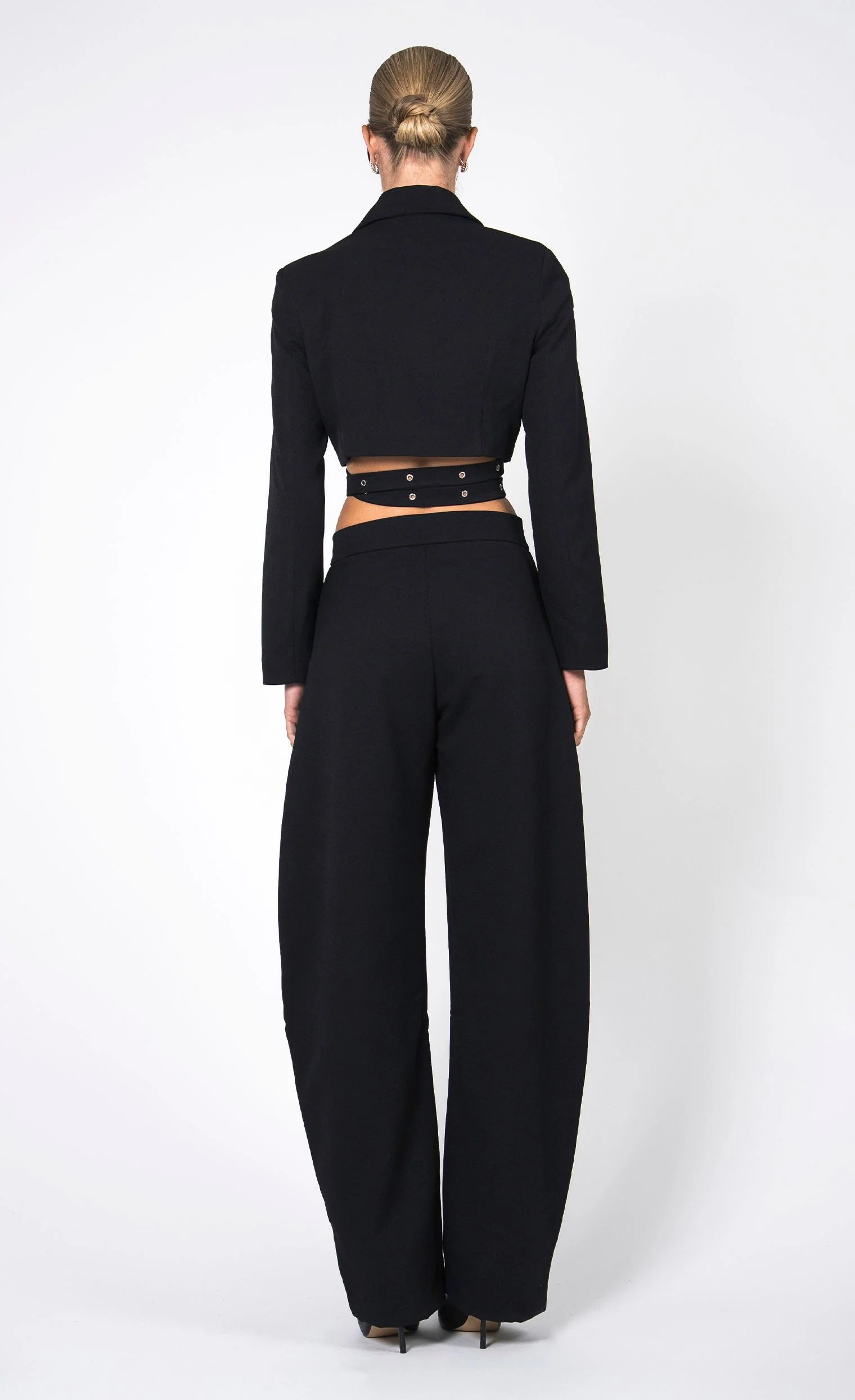 Della Cropped Blazer in Black