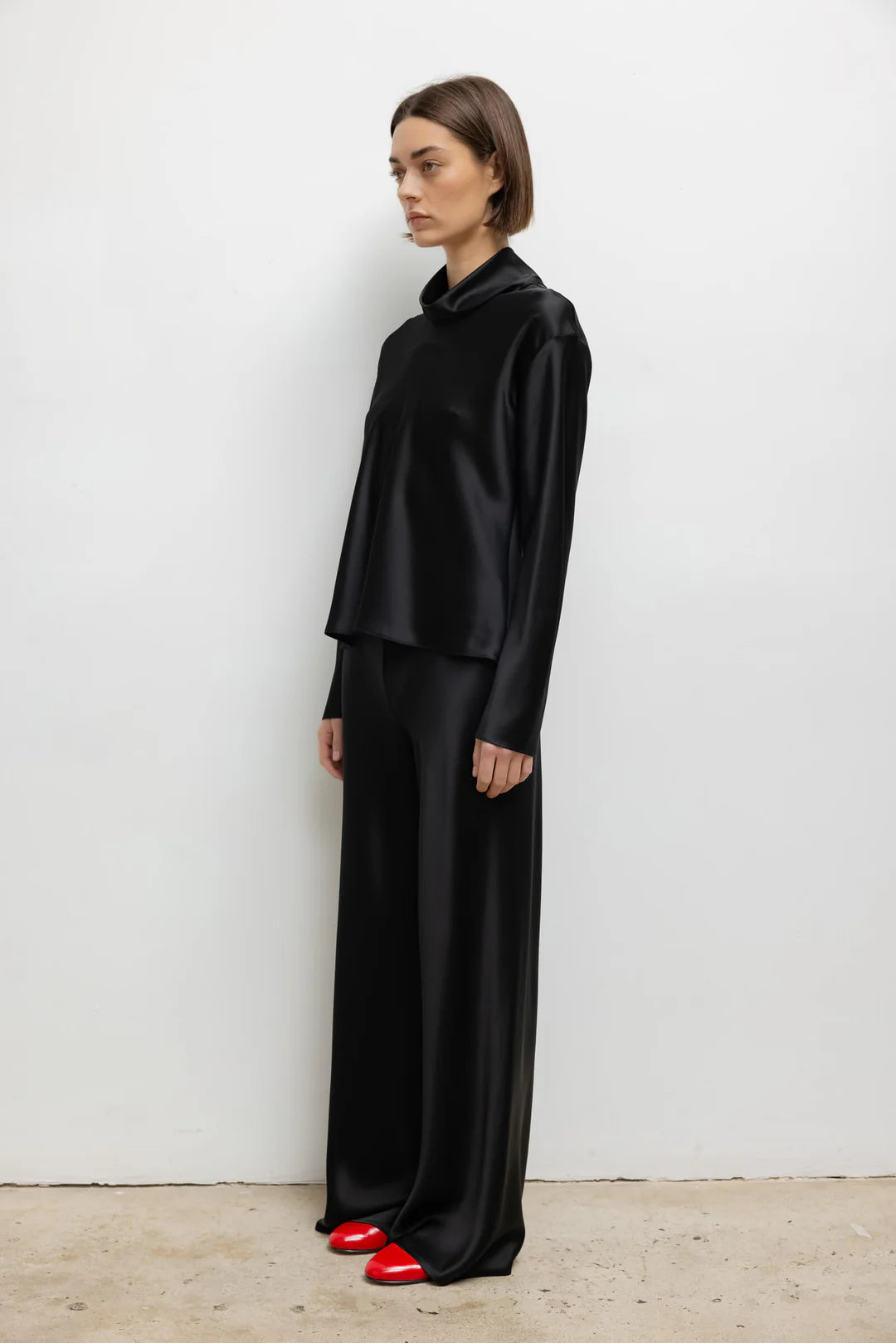 Barb Long Sleeve Cowl in Black