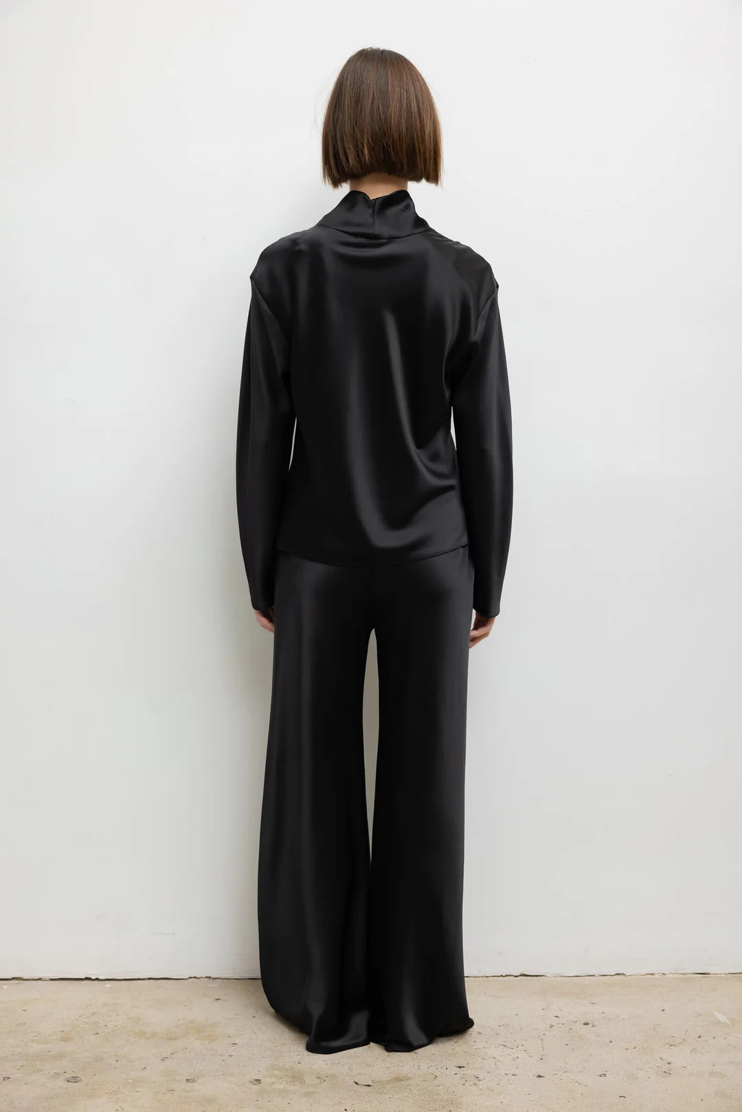 Barb Long Sleeve Cowl in Black
