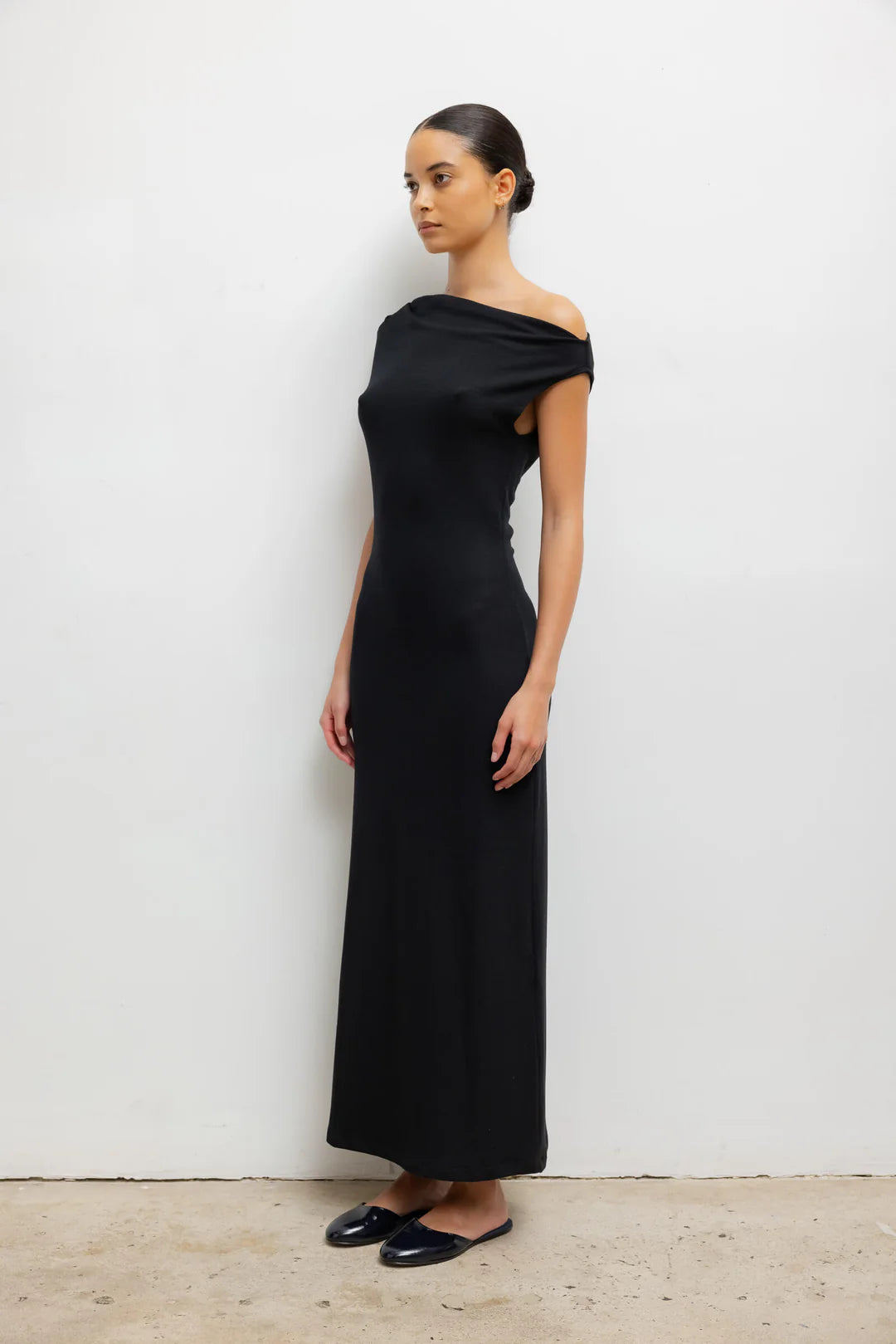 Lauren Ruched Asymmetrical Shoulder Dress in Black