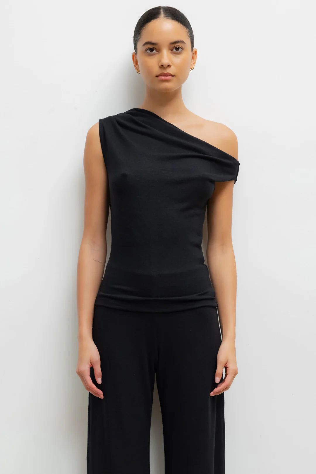 Lauren Ruched Asymmetrical Shoulder Top in Black