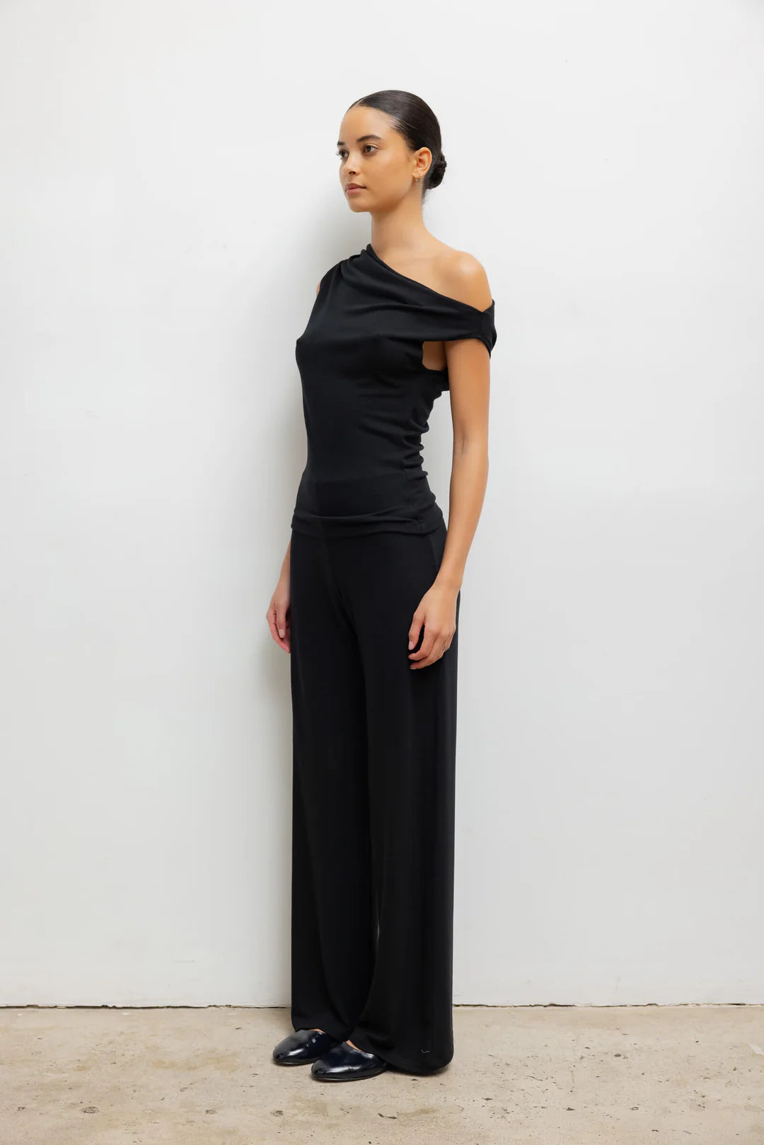 Lauren Ruched Asymmetrical Shoulder Top in Black