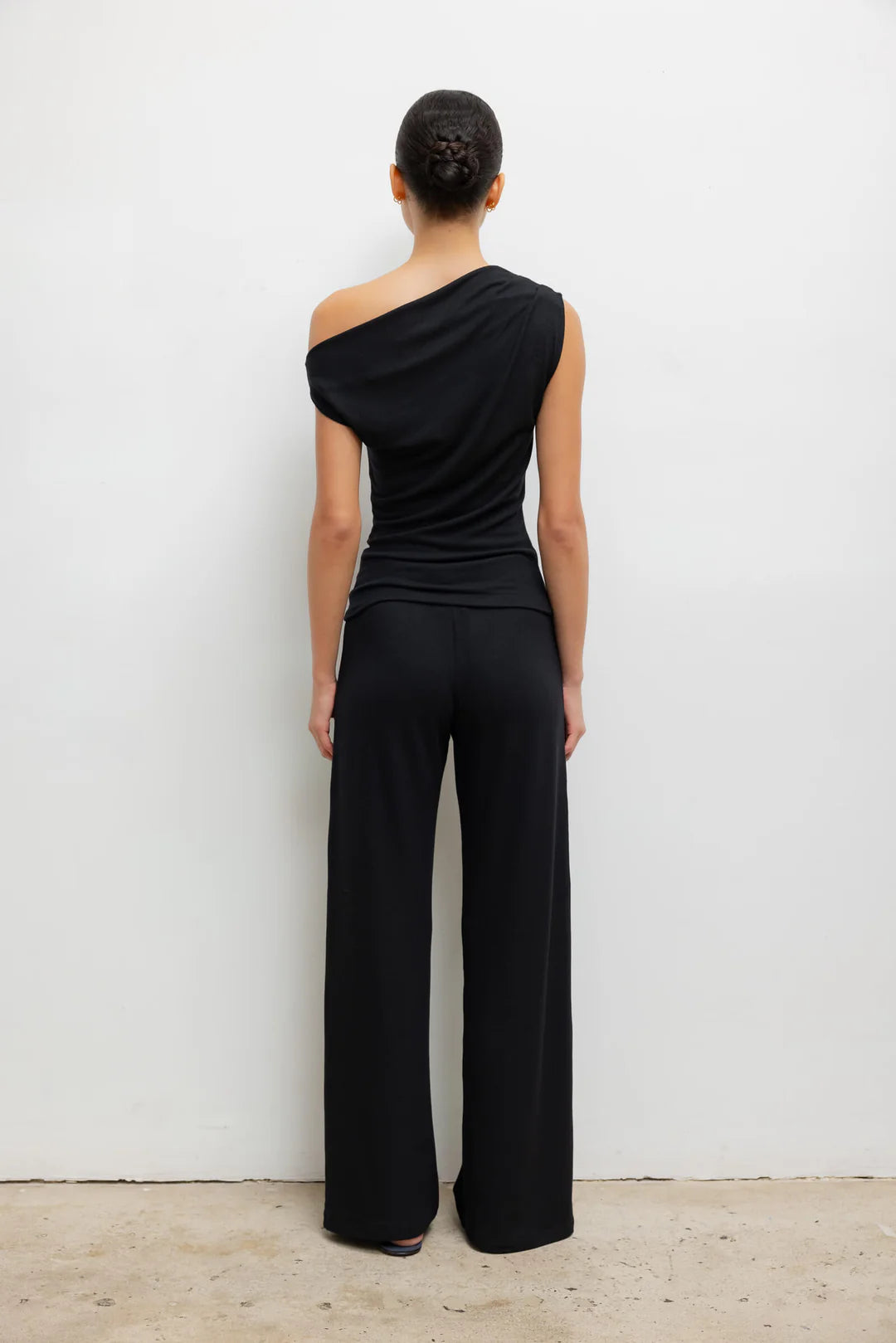 Lauren Ruched Asymmetrical Shoulder Top in Black