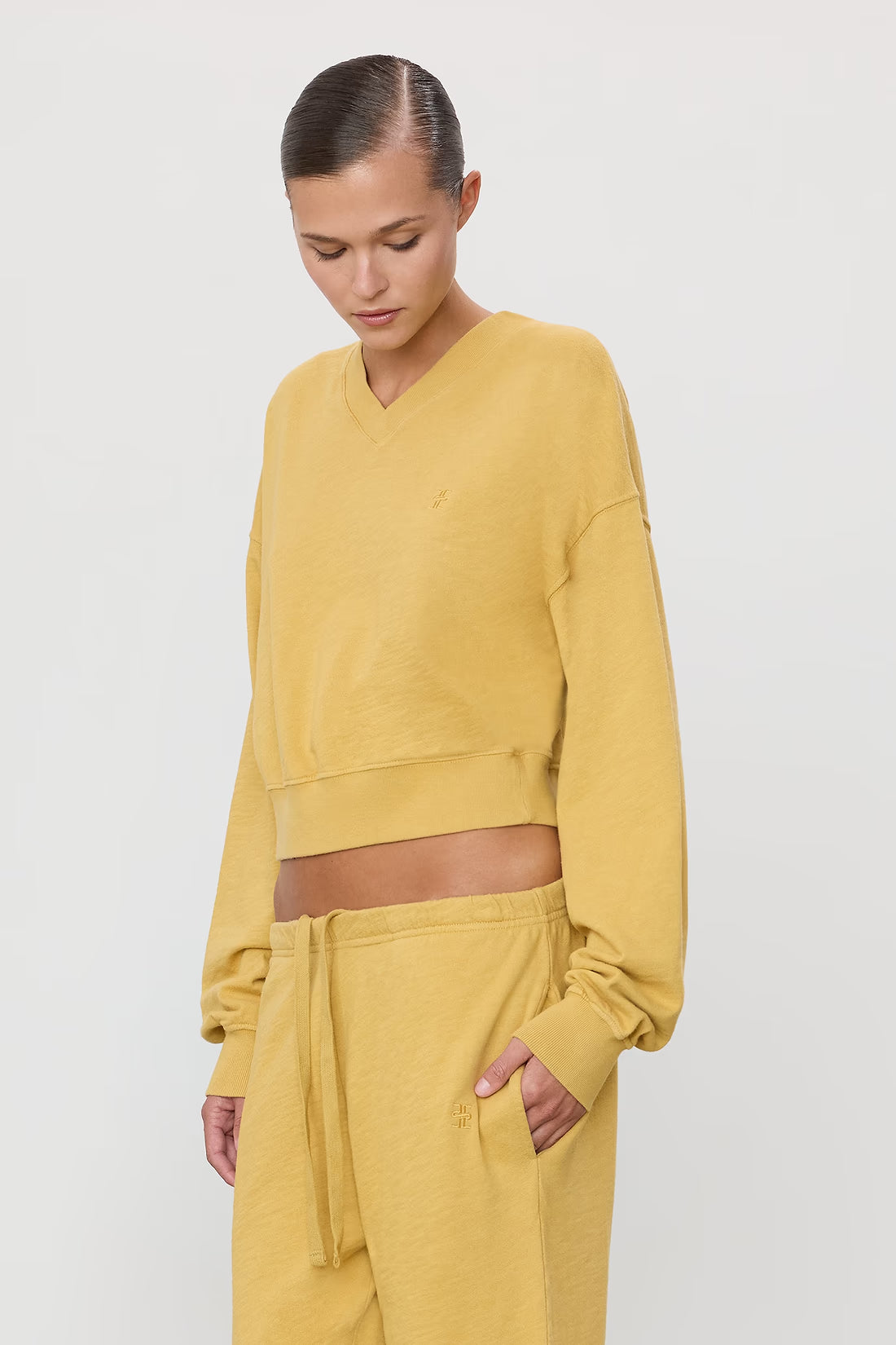 Cropped V-neck Sweatshirt in Saffron