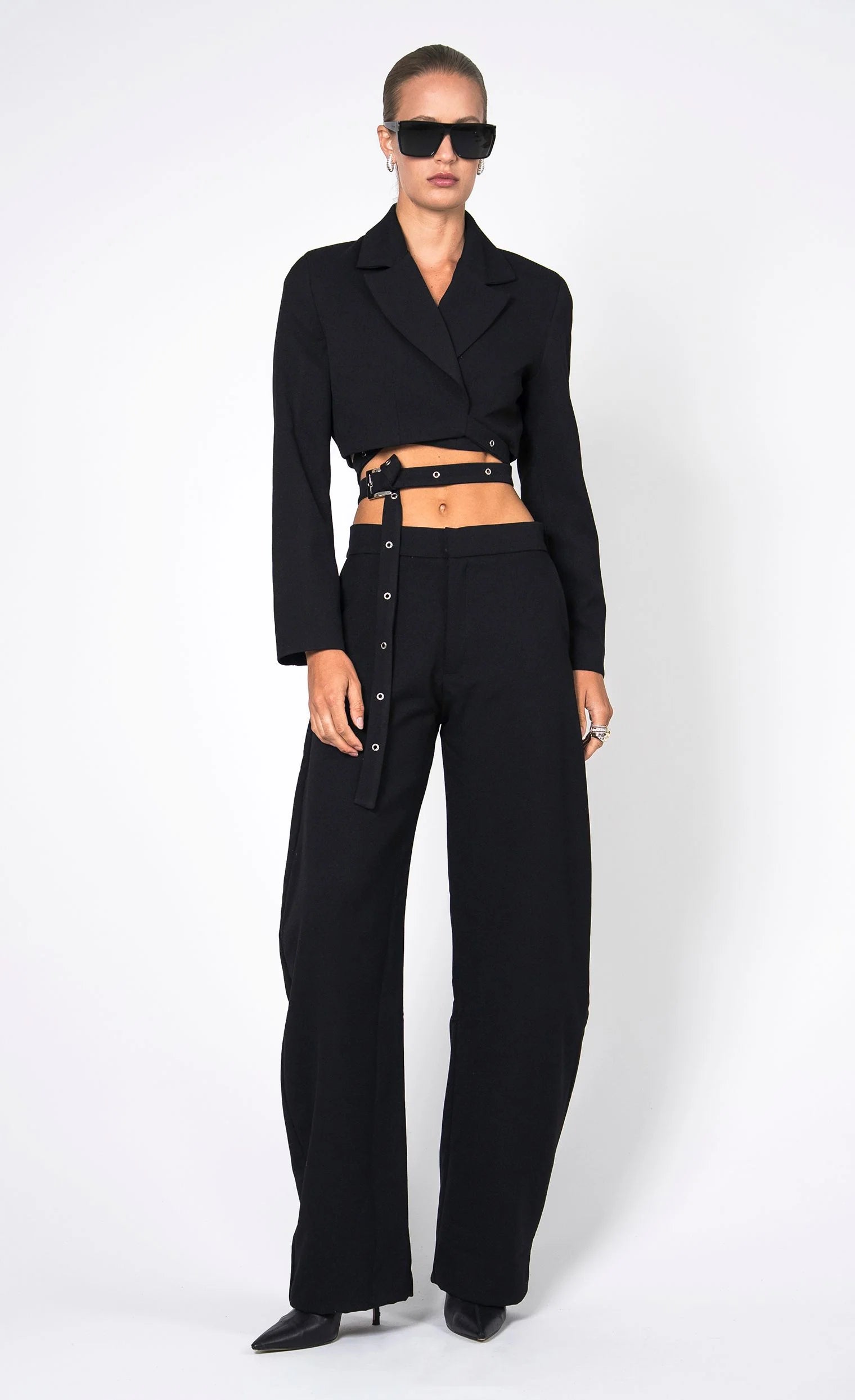 Della Cropped Blazer in Black
